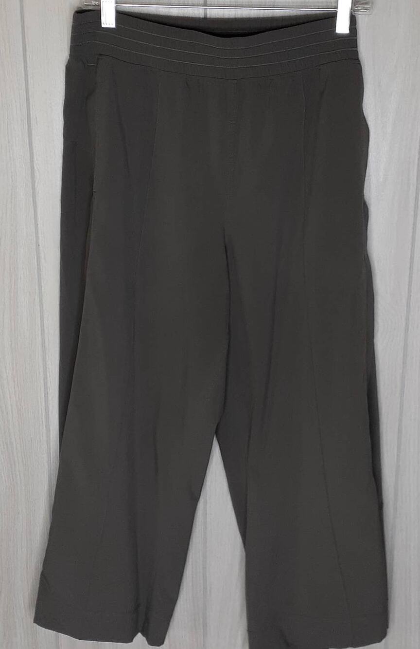 Ladies Lululemon Cropped Wide Leg Lightweight Pant Size 10